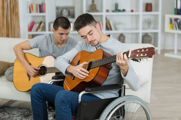 Amici e chitarra e ragazzi — Foto Stock