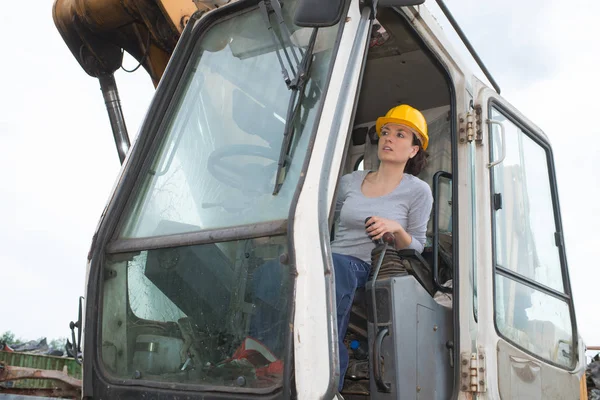 Vrouw werkende grab machine — Stockfoto