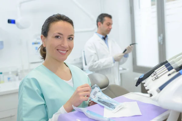 Giovane medico donna su sfondo sala operatoria — Foto Stock