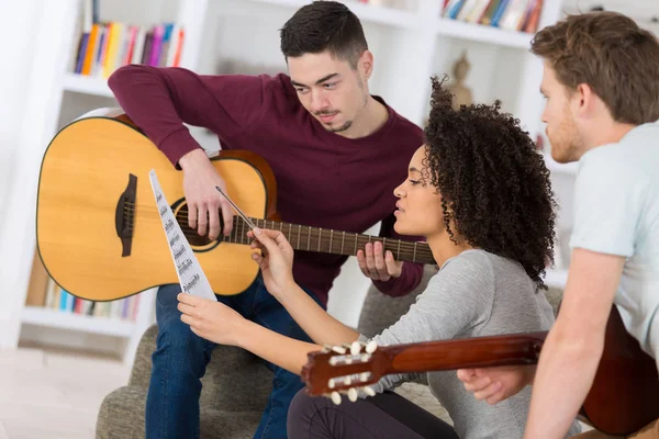 Jeune groupe enregistrement de musique — Photo