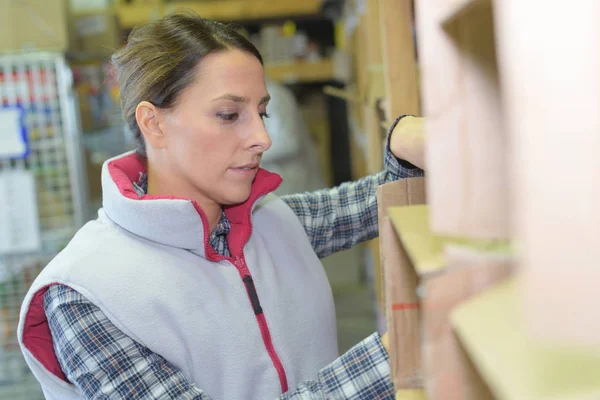 Confiant menuisier femme faisant armoire dans l'atelier — Photo