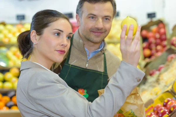 Cliente de fruto meticuloso e trabalho — Fotografia de Stock