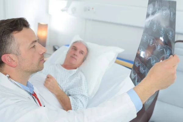 Medico che mostra al paziente il risultato del radiologo — Foto Stock