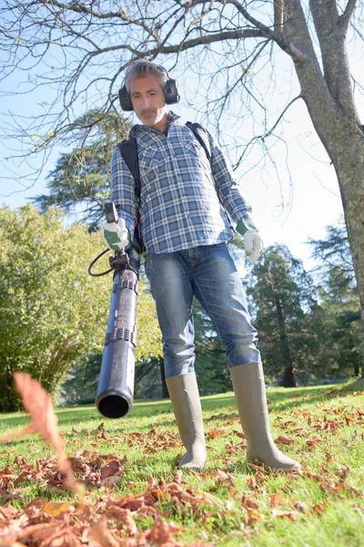 Homem usando soprador de folhas — Fotografia de Stock