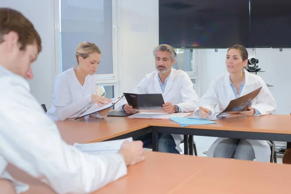 Kritische operatie te bespreken — Stockfoto