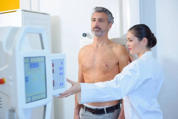 Hombre preparándose para una radiografía —  Fotos de Stock