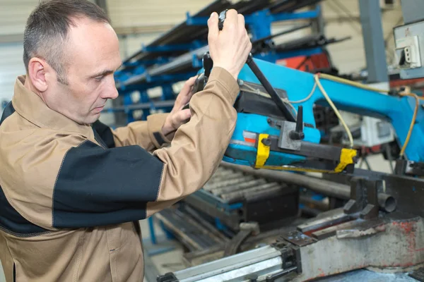 Trabalhador reparando uma faca de corte — Fotografia de Stock