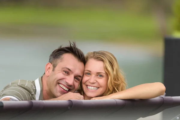 Lyckliga par i kärlek leende — Stockfoto