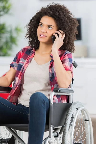Donna disabile in sedia a rotelle fare chiamata — Foto Stock