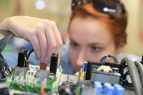 回路部品を組立に取り組んでいる若い大人の女性 — ストック写真
