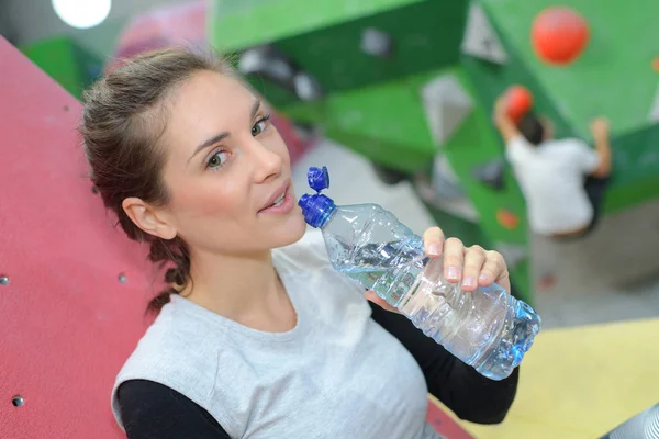 Woman drinking water in the wall climbing area — Stock Photo, Image