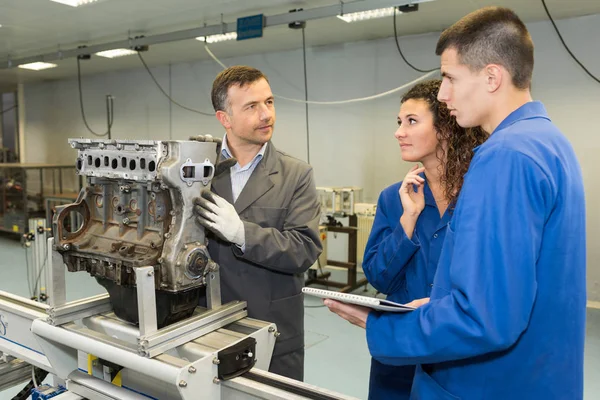 Adolescente studenten in een les van design en technologie — Stockfoto