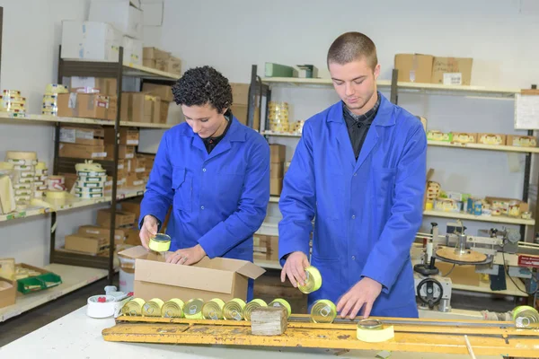 Embalagem dos produtos e trabalho — Fotografia de Stock