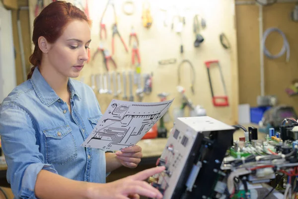 Feminino trabalhando à mesa em oficina — Fotografia de Stock