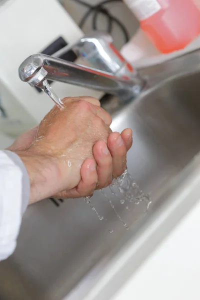 Mulher lavatórios de mão e lavagem das mãos — Fotografia de Stock