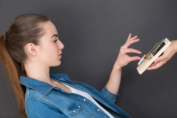 Žena s cigaretou z pasti — Stock fotografie