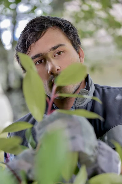 Agent pretending to be a gardener — Stock Photo, Image