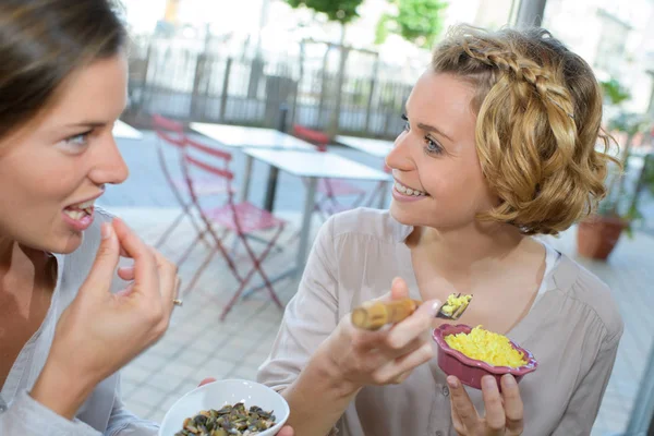 Två väninnor sitter utanför med lunch — Stockfoto