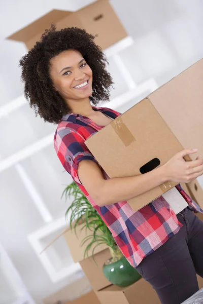 Mutlu Afrikalı-Amerikalı genç kadın karton kutu veya parsel açma — Stok fotoğraf