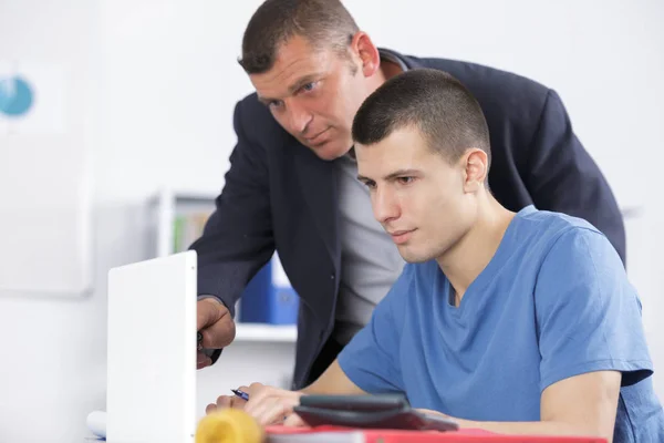 Profesor observando los programas en el portátil — Foto de Stock