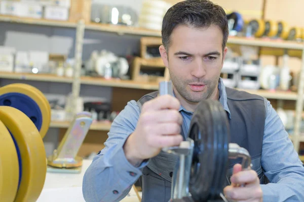 Ingeniero hombre trabajando sobre ruedas — Foto de Stock