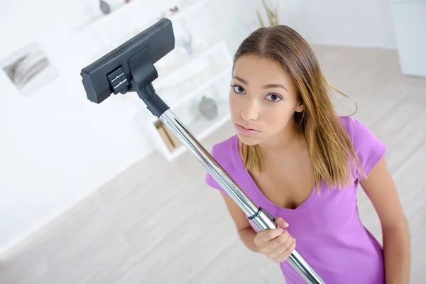 Jonge vrouw moe van het doen van thuis reinigen — Stockfoto