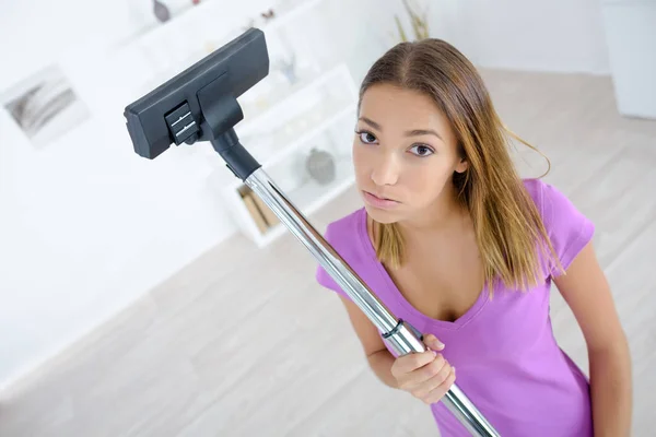 Jovem cansada de fazer limpeza em casa — Fotografia de Stock