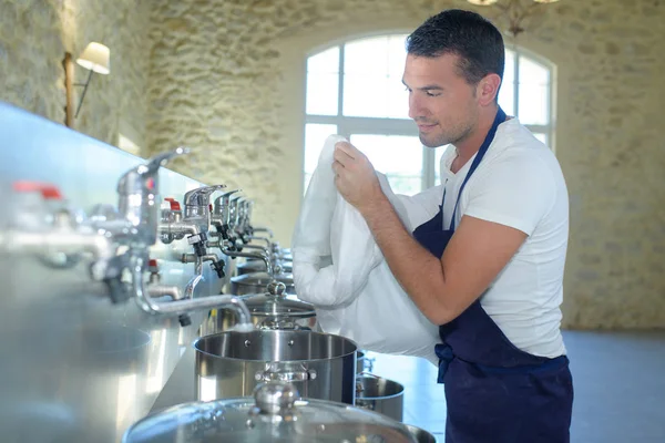 Trabalhador cervejaria macho feliz segurando grandes sacos com um grãos — Fotografia de Stock