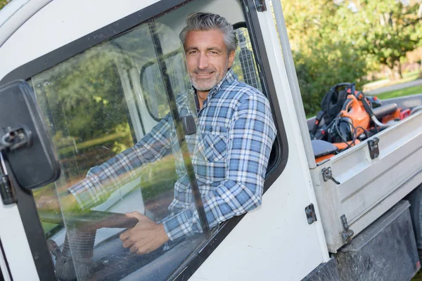 Porträt eines Mannes, der Pick-up-Truck fährt — Stockfoto