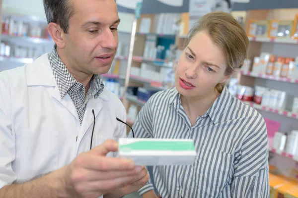 Cliente de asesoramiento farmacéutico femenino amigable sobre la dosis de medicamentos — Foto de Stock