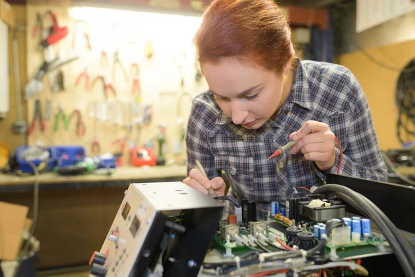 Young electronic technician and electronic — Stock Photo, Image