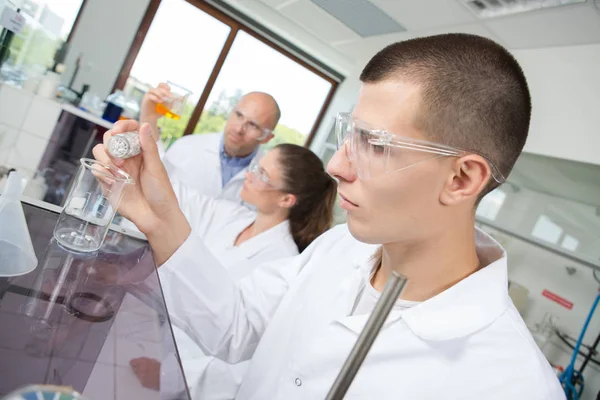 Grupo de cientistas realizando pesquisas em um laboratório — Fotografia de Stock