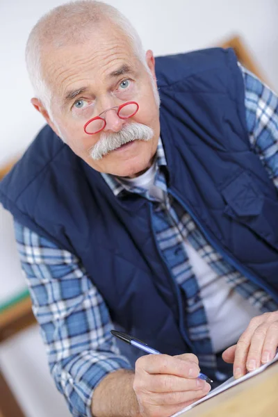 Close-up van senior mannelijke timmerman kijken naar de camera — Stockfoto