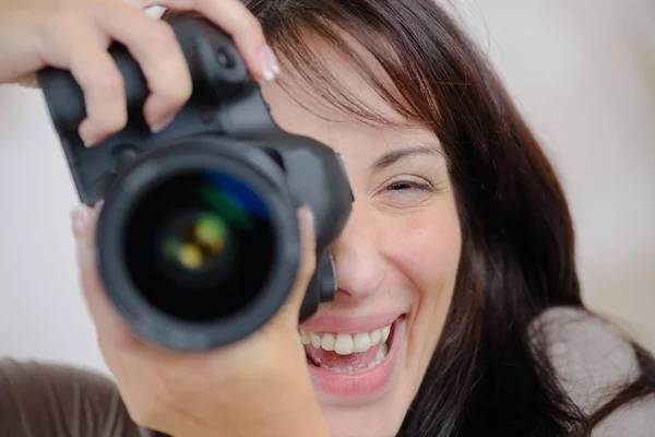 Mulher usando uma câmera — Fotografia de Stock