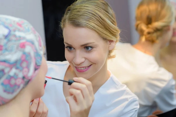 Appliquer un peu de maquillage et de cosmétologie — Photo