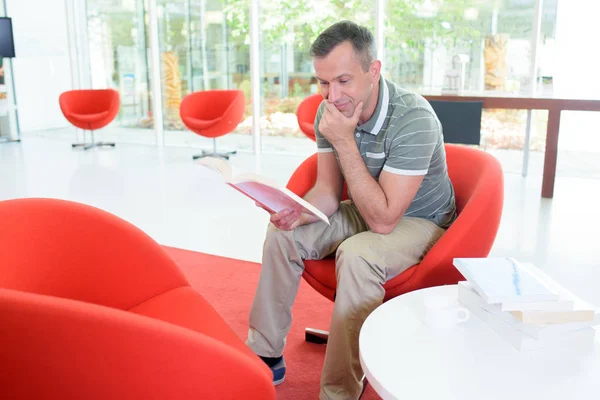 Homem lendo um livro — Fotografia de Stock