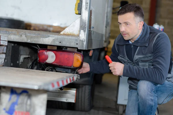 トラックを修理する自動車整備士 — ストック写真