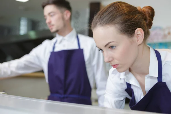 İşyerinde kadın barmen portresi — Stok fotoğraf