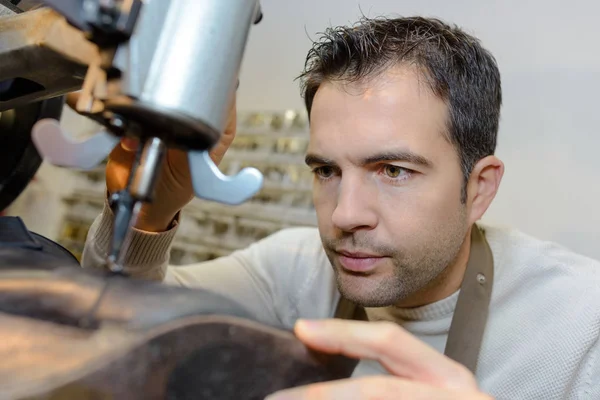 Fabbro al lavoro e fabbro — Foto Stock