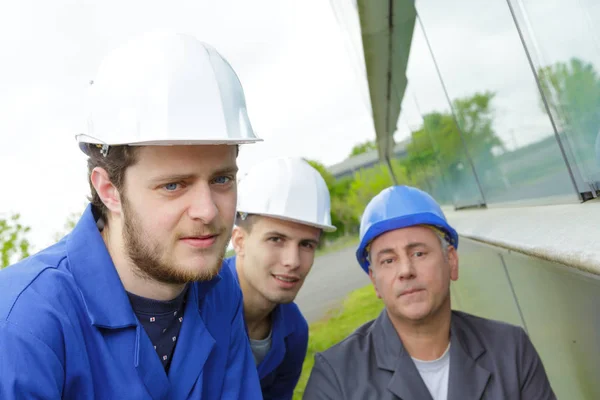 Los tres trabajadores de la construcción — Foto de Stock