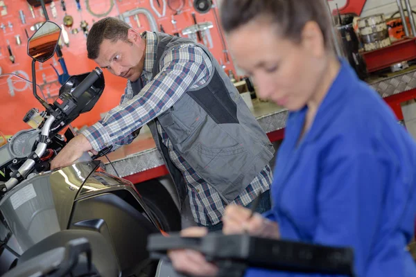 Die Motorradgarage und die Arbeit — Stockfoto