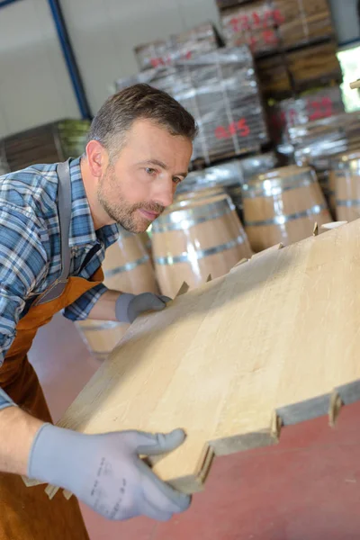 Виробництво дерев'яних бочок з використанням молотка та інструментів у майстерні — стокове фото