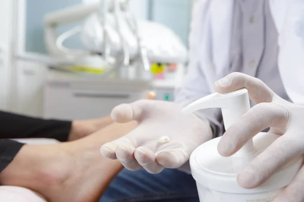 Close up of medical staff washing hands — Stock Photo, Image