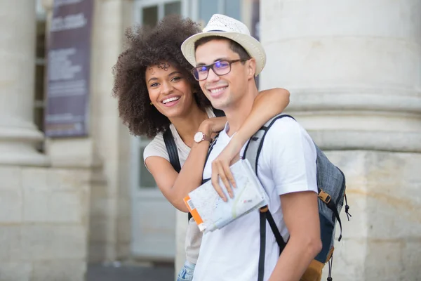 Pareja en el amor compartir emociones en la hermosa ciudad — Foto de Stock