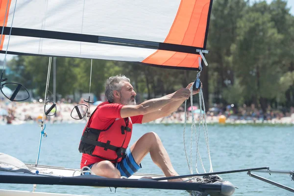 Entrenamiento profesional de hombre de agua en el lago con catamarán — Foto de Stock