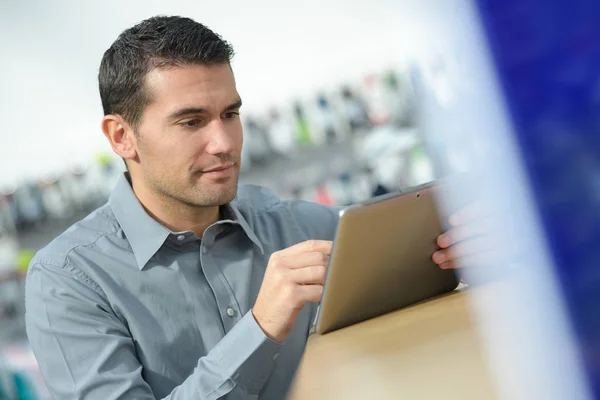 Personale maschile utilizzando un tablet digitale — Foto Stock