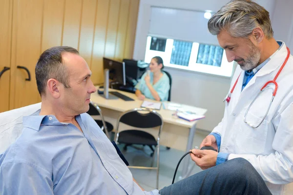 Vérifier le patient et son travail — Photo