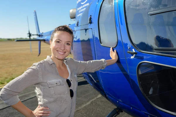 Mulher no fundo helicóptero — Fotografia de Stock