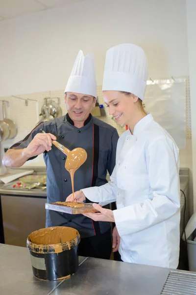 Kuchaři připravují Karamelová omáčka — Stock fotografie