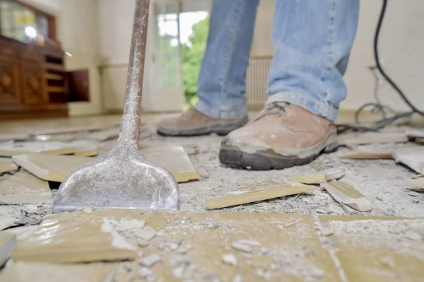 Removing old floor tiles — Stock Photo, Image